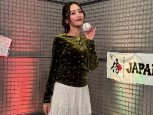 「御御足がーー」近藤千尋、透けスカートから美脚を披露！ 「スタイルが美しい」「かわいいの天才」