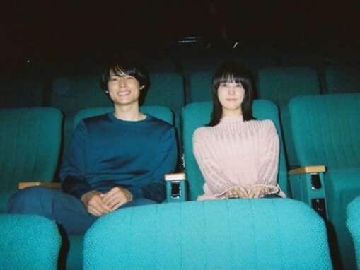 「貴重ですね」高畑充希、松村北斗との映画オフショットに反響！ 「この場所でのツーショットやばい」