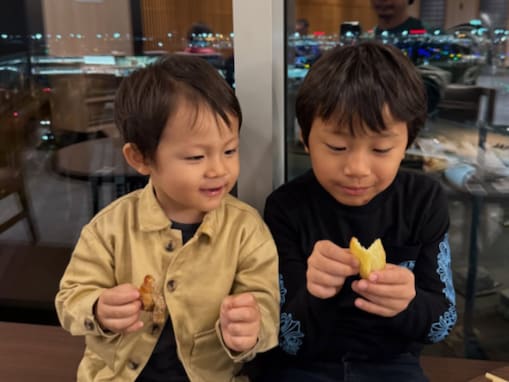 黒木啓司、ハワイで5つ星ホテル宿泊！ 息子たちとのプライベートショット公開「お子様達すごく可愛い」