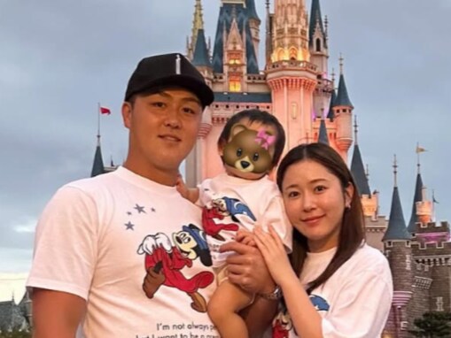元AKB48、プロ野球夫＆娘と“念願の”家族ディズニーショット公開「お顔が似てて可愛い」「最高かよ」