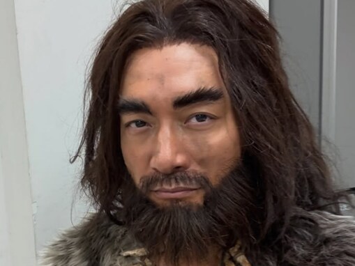 香取慎吾が原始人に!? ひげあり別人級ショットに反響「旧石器時代でもイケメン」「これって地毛なのぉ？」