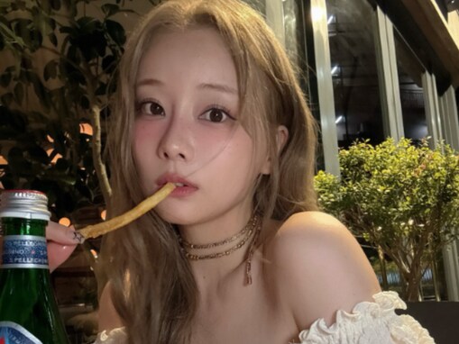 「これ無料で見て良いのか？」重盛さと美、デコルテ際立つショットに反響「魅せ方完璧」「本当に年齢不詳」