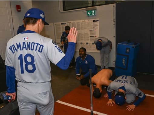 完投後の山本由伸に土下座する選手たち！ 「仕掛けたのはショーヘイでしょうねw」「山本教祖じゃん笑」