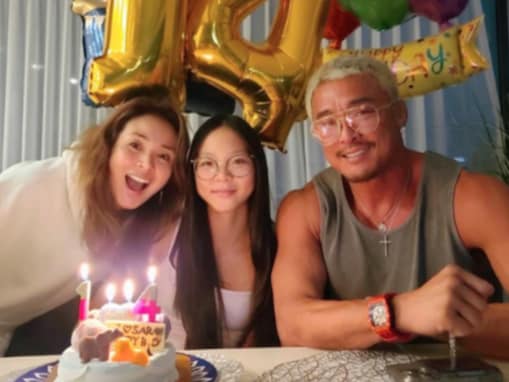 「すっかりモデルさん」人気格闘家の美人妻、娘14歳誕生日の家族ショット公開「3ショット見れて嬉しい」