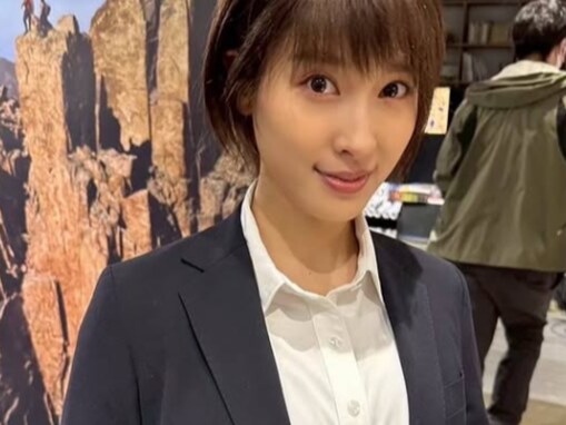 土屋太鳳、ショートヘアの“珍しいスーツ姿”を披露「何でも似合いますね流石」。『今際の国のアリス』オフショット