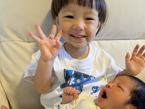 「お兄ちゃん初めての妹抱っこ」人気YouTuberのモデル妻、息子＆娘の2ショット公開「すっかりお兄ちゃんの顔」