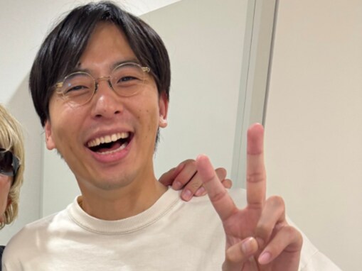 「oasisファンなの!?」人気芸人、世界的アーティストとのツーショット実現!? 「完全にファンの表情」