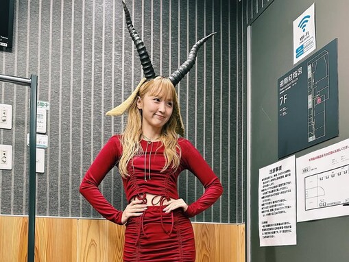 Dream Ami、ぴっちりタイト衣装で圧巻スタイルの美脚公開「アミの膝すき」「かわいさがどんどん増して」