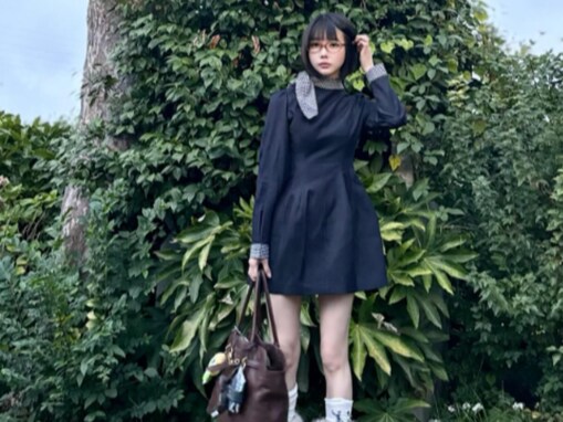 あの、美脚際立つミニ丈ワンピ×個性派秋コーデ披露！ 9月には独自ブランド設立も話題に