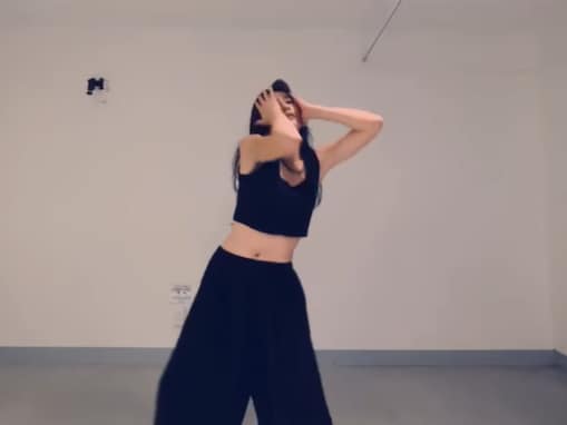 「凄すぎです」土屋太鳳、自身振り付けのダンスを披露！ 「赤ちゃんを産んだとは思えないほど綺麗なスタイル」