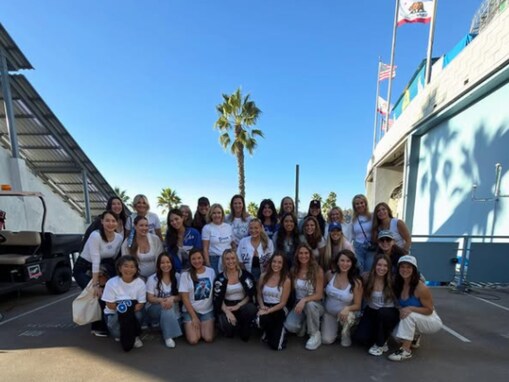 「なんでみんな元気なんだよw」真美子さん、ドジャース夫人会の集合ショットに普段と違う立ち位置で登場！