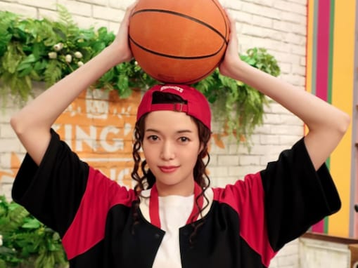 「実写化確定」佐藤栞里、『SLAM DUNK』のコスプレ姿に反響殺到！ 「漫画から抜け出してきたみたい」