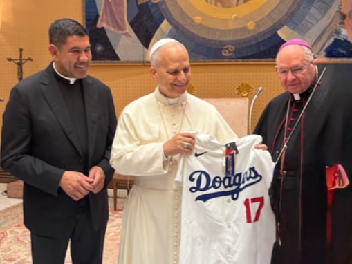 ローマ教皇が大谷翔平グッズを手に＆ドジャースのために祈る!? 「これほど縁起の良い画像はない」