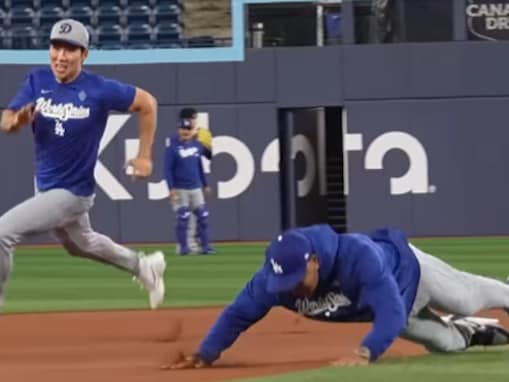 「下手すればロバーツがIL入り」ドジャース監督、競走でコケる＆泥だらけ。キム・ヘソン大笑い「運動会のお父さん」