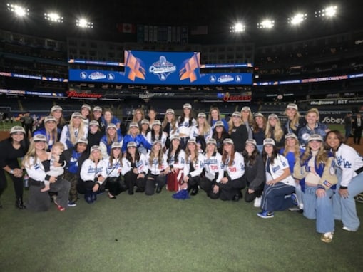 「赤ちゃんのもとへ」真美子さん、WS優勝直後のドジャース夫人集合写真に不在で「真美子さんいないのね」