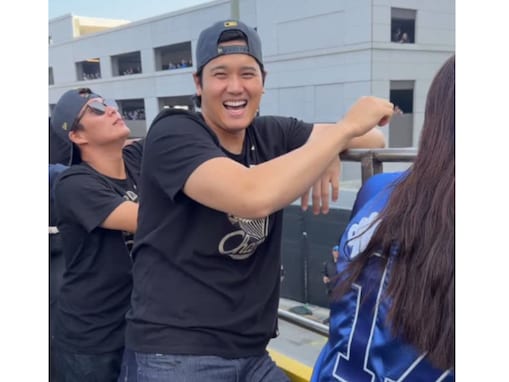 大谷翔平＆真美子さん優勝パレードに登場！ 夫婦そろって祝福モード。背番号17のジャケット着る真美子さん