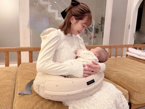 辻希美、授乳クッションで第5子を抱く姿を披露！ 授乳お助けアイテムの紹介「めちゃくちゃ快適」