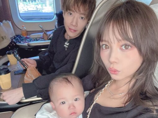 「理想の夫婦すぎて︎」人気YouTuberの妻、サプライズで家族旅行へ！ 「エモすぎます」「感慨深いねぇ」