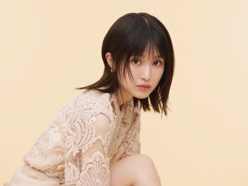 「本当に綺麗な御御足」福本莉子、ミニスカからレアな美脚を披露！ 「莉子は薔薇より美しい…」