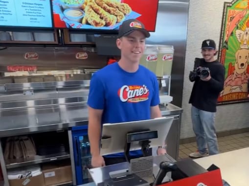 「信じられない」世界一選手がまさかの転職？ レジで注文受ける姿に驚きの声「こんなの感動で震える…」