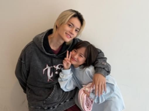 「娘に会えた」人気アイドル、密着“親子”ショットに大反響！ 「めろすぎます」「エモい…」の声