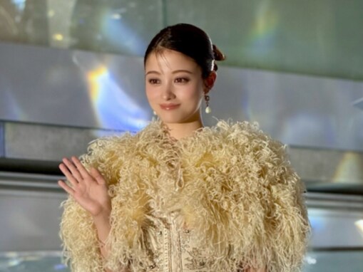 「大人すぎてびっくり」橋本環奈、巨大クリスマスツリーに負けない美貌披露「まるで皇女のようなお手振り」