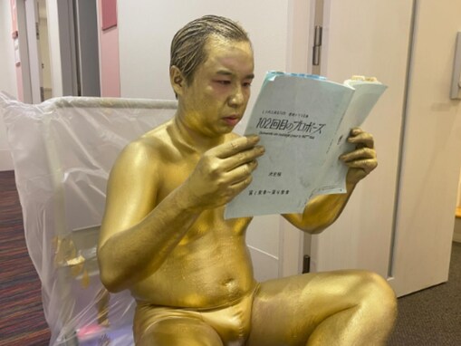 「この状態でセリフ覚えてた」霜降り明星・せいや、全身金粉の衝撃ショットに「マスコットにしたい」の声