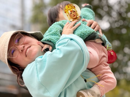 「1歳2ヶ月 VS 41歳9ヶ月」バービー、ダイナミックな親子ショットを公開！ 「the子育て」「活きがいい！」