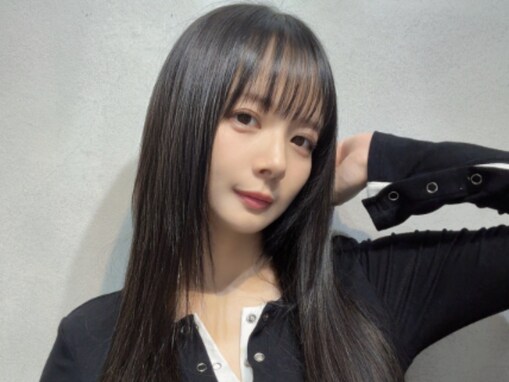 「The別人って感じ」岡田紗佳、ロングヘアのイメチェンショットに反響！ 「すごく雰囲気変わったね」