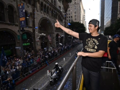 大谷翔平＆真美子さん、レアな密着ショット公開！ 優勝パレードでフリーマン＆美人妻との4ショット披露