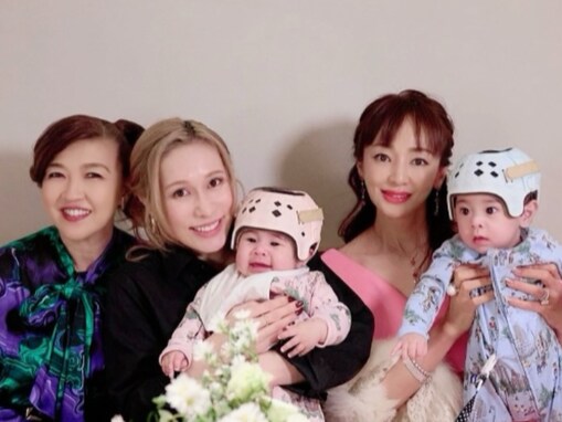 神田うの、ヘルメット治療中の？ 人気YouTuberの生後5カ月の双子を抱く姿披露！ 豪華メンバーで食事会