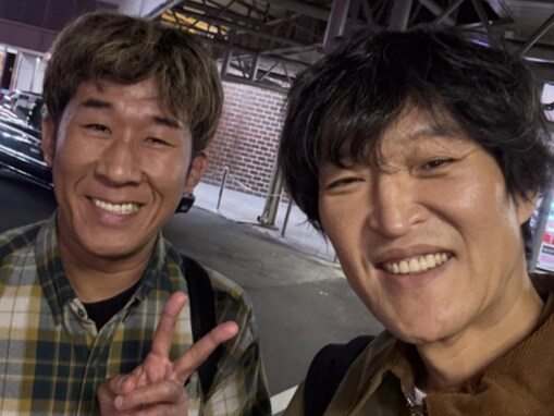 「なんか似てきたw」千原ジュニア、人気芸人とのツーショットに反響！ 「写真集出せますやん」