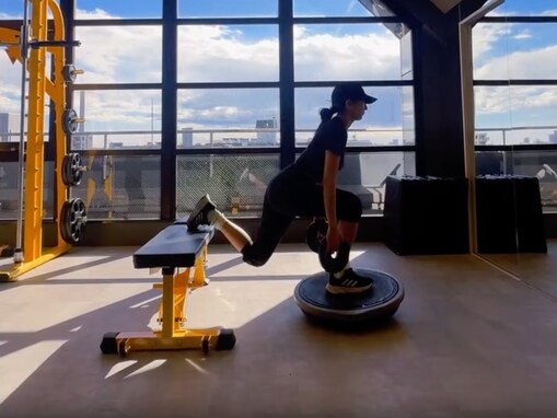 「キレイを保つための努力」浅田舞、スタイル維持のトレーニング姿に反響「どこまで綺麗になるおつもり」