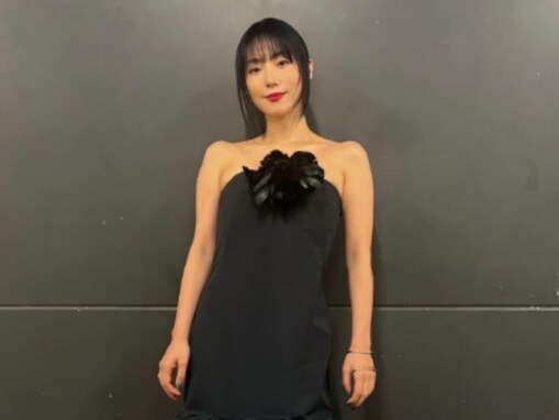 「神レベルの美魔女」MEGUMI、圧巻の肩出しドレス姿に「顔、スタイル完璧」「本当に美しい」の声！