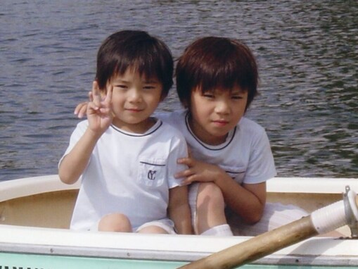 「まだ伝説が有りそう」宇野昌磨のイケメン弟、幼少期の兄弟ショットに反響！ 「仲良し兄弟」