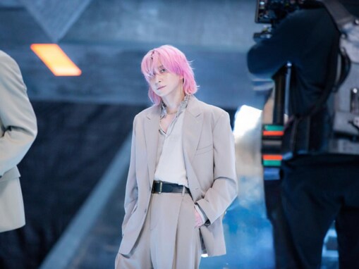 Snow Man・佐久間大介、「色気がダダ漏れ…」なMVオフショットを公開！ 「これ以上モテないでくれ」