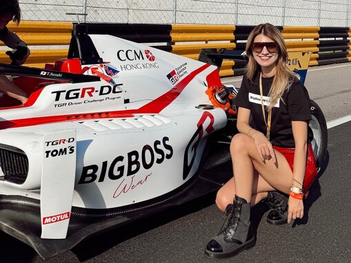 「スタイル良過ぎる」マギー、レーシングカーと共に美脚過ぎる姿に反響「スタイルが更に磨きを増した感じ」