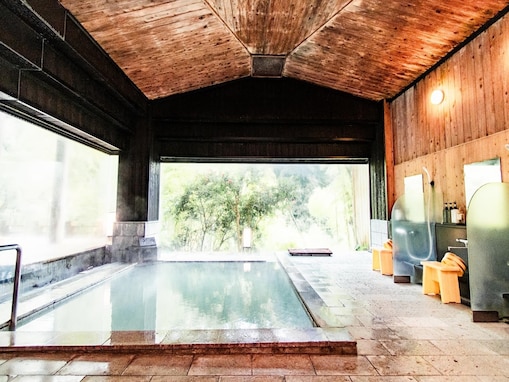 【楽天トラベルセール】「霧島もみじ谷 静流荘」が今だけ特別価格に！ 渓流沿いの絶景露天で癒される宿【11月18日】