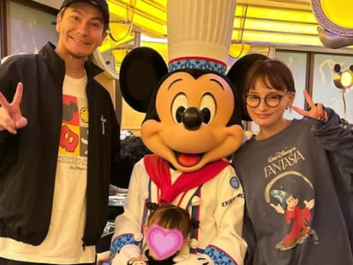 「すごすぎない？！」わたなべ麻衣、夫・JOYと娘5歳の誕生日をディズニーで祝福！ 「美男美女だね」