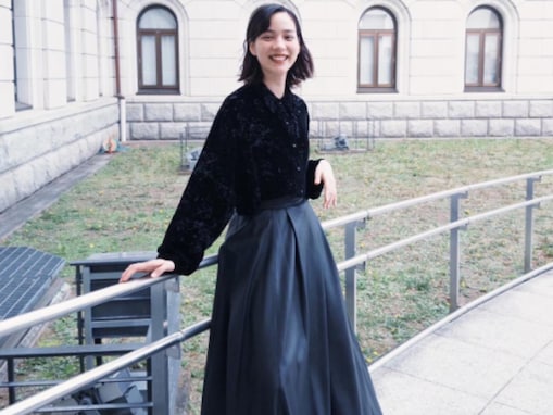 「もう誰にも止められない」のん、野外で暴れる!? ドラマオフショットに「足がスゴいあがるね」の声