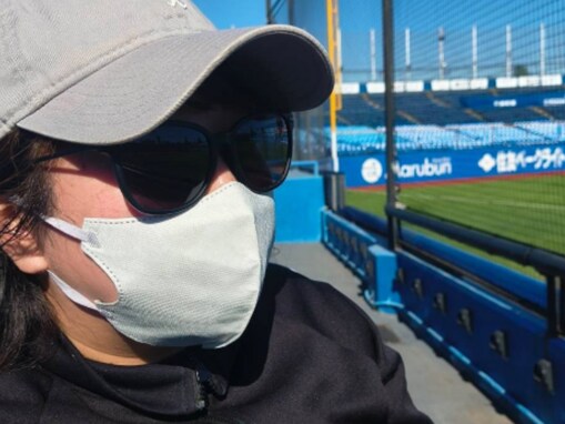 「国宝級美人」餅田コシヒカリ、“完璧な芸能人変装スタイル”で野球観戦！ 「おいしそう＆楽しそう」