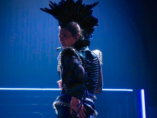 氷川きよし、別人級のモヒカンヘア姿を披露！ 「攻めのお衣装ですね！」「ロックな後ろ姿」