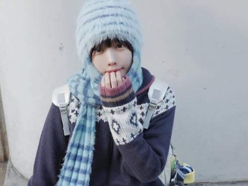 あの、韓国で内股のほっそり美脚を披露！ 道端でかわいく踊る姿も。超ミニ丈パンツから伸びる脚が目を引く