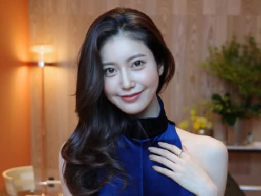 令和の峰不二子、ブルガリで高級ランチ堪能＆圧巻スタイル披露「超セレブ！」「背中の美しさに日頃の努力を感じる」