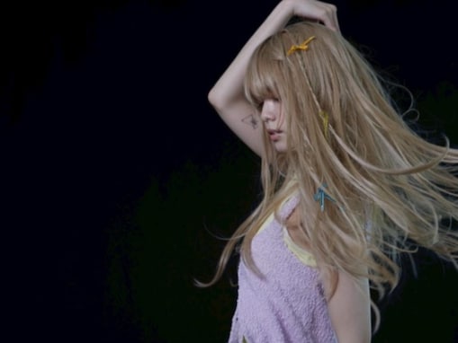 「海外の方みたい」平手友梨奈、タトゥー見せ＆金髪ロングヘアの最新投稿に「ほんと美しい」と称賛の声！