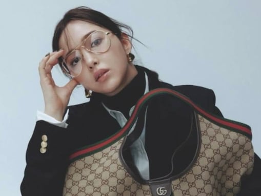 「別人やん」藤田ニコル、グッチのバッグを抱いた姿に反響！ 「振り幅すごい」「クールでかっこいい」