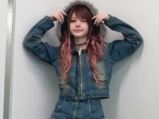 「時代がれいなに追いついた」田中れいな、平成ギャル感あふれる超ミニ丈コーデで美脚披露「可愛いすぎ」