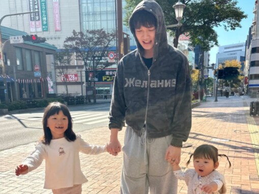 「親子！？」ののかちゃん、イケメン“おじ”＆妹との手つなぎ3ショットに反響「かわいいが溢れてる」