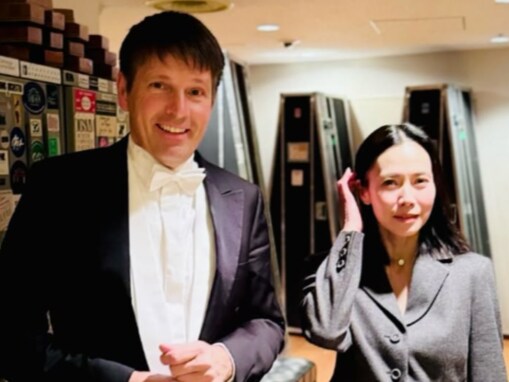 「不意打ちのようなお写真」中谷美紀、イケメン夫との2ショット公開「幸せオーラが眩しい」「笑顔が少年の様」