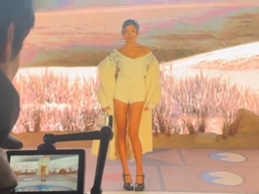 「脚の長さを実感」ローラ、美脚が際立つ圧巻スタイル披露！ 「プリンセス過ぎる」「やっぱり映えるね」